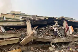 曼德勒11层住宅楼垮塌、数百人被困，因缺少大型机械当地救援艰难展开图片