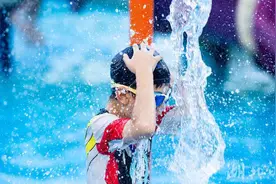 连日高温 武汉人掀起“玩水”热图片