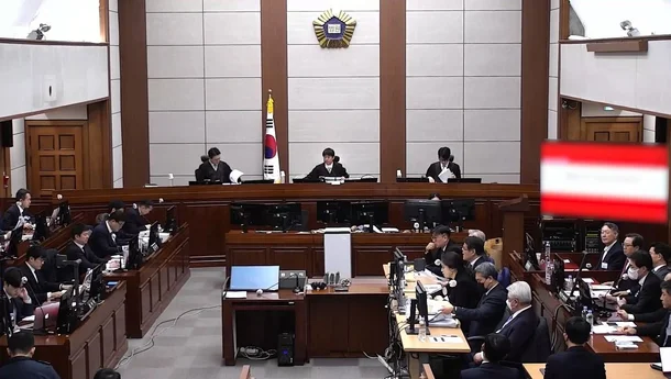 尹锡悦被要求判死刑转头露出嗤笑，最后陈述拍桌挥拳咆哮；对被指控企图长期独裁，称是“疯子才会说的话”