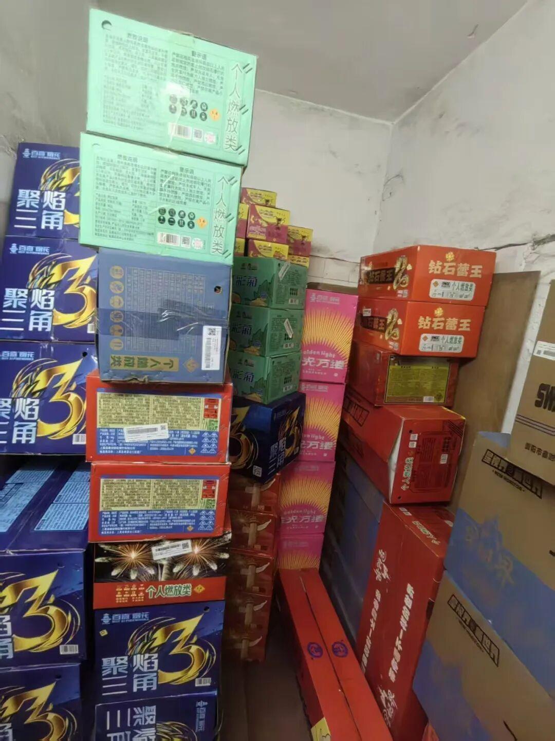 整整2吨!广东2人“囤积癖”大爆发?紧急提醒:这些东西别囤,是在藏“炸弹”-图2