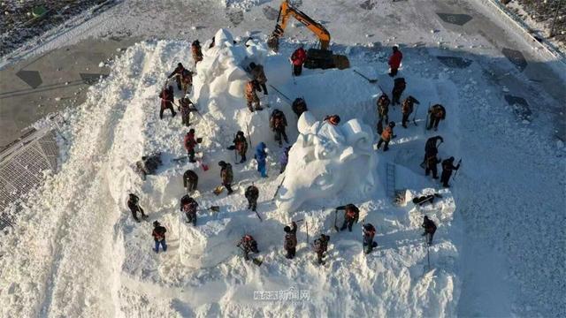 冰雪大世界超级冰滑梯初显“长城”雄姿