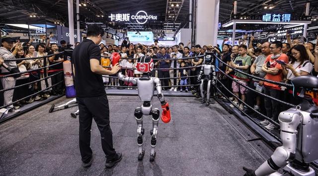 谁是王者？2025 WAIC现场上演机器人“拳王争霸”