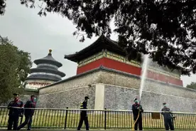 天坛公园开始喷水作业降低花粉浓度图片