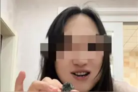 摆拍“生吃见手青被送医”，女网红被禁言30天并抹除近一月增长粉丝图片