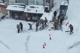 贵州万山：齐心除雪保畅通图片