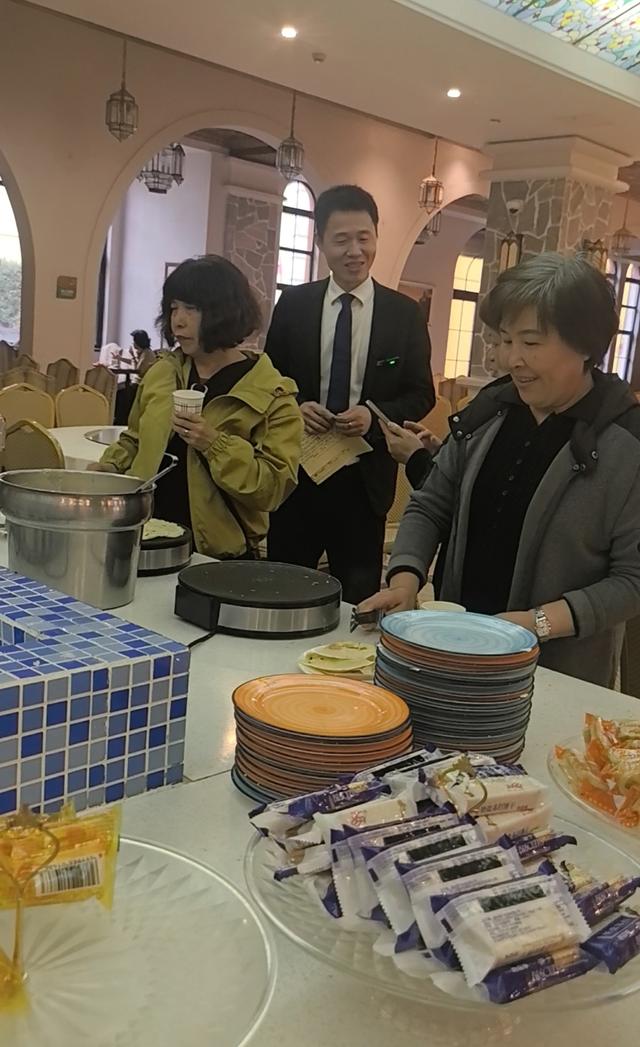 人均花销200+住进沪郊民宿酒店，吃住玩全包的银发套餐能火吗？