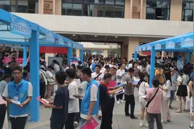 四川省2024年普通高校招生咨询会在5地同步举行 近500所高校面对面答疑解惑图片