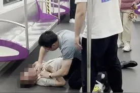 杭州地铁突发！这一跪刷屏朋友圈……图片