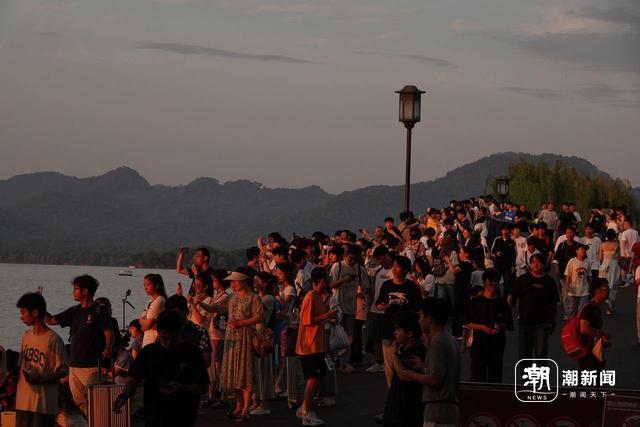今晨绝美朝霞 ，断桥上都是人，热浪未起的西湖已“沸腾”