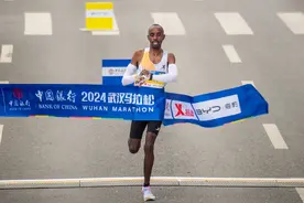 汉马：三万人跨江越湖邂逅“樱花季”图片