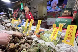 当天包的当天卖完！“粽子一条街”又到了最热闹的时候，今年上新低糖低脂粽图片