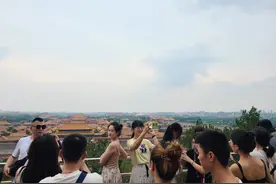 北京中轴线各景点迎旅游热潮，周边文创销售火爆图片
