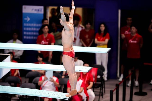 十五运跳水：王宗源男子三米板锁定鄂军开幕后首金 赛后被全红婵借金牌合影