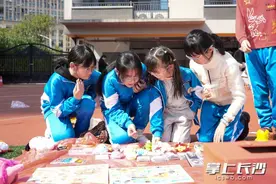 国防科大附小义卖“出圈”，萌娃掌柜爱心爆棚图片