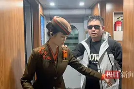 视障旅客独自乘高铁，乘务员全程暖心护送图片
