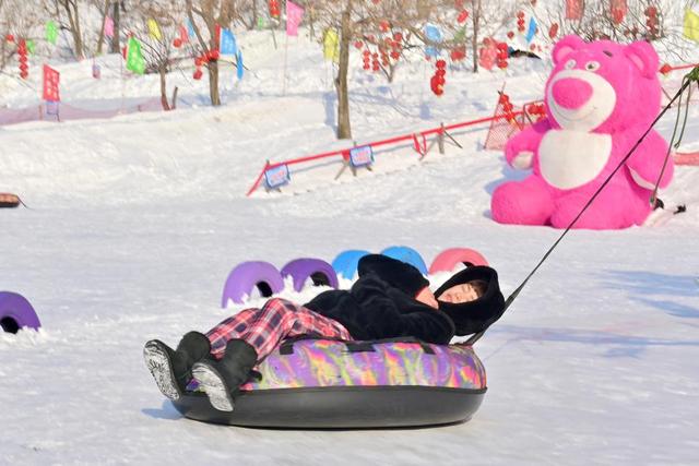 辽宁鞍山：冬日胜景揽客来