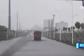 多地出现强降雨 救援人员紧急出动排涝抢险、安全转移被困群众图片