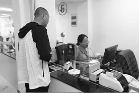 不排队不拥堵 家门口就能办公交卡业务图片