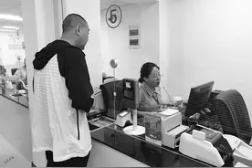 不排队不拥堵 家门口就能办公交卡业务图片