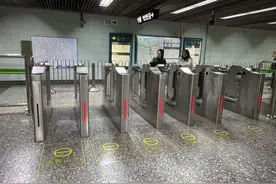 新增18座！“闸机门常开” 通行效率更高？上海市民正在逐步适应，有人吐槽时间会被“扫码”耽误图片