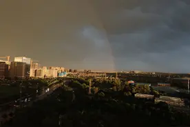雷雨过后，北京上空出现彩虹图片
