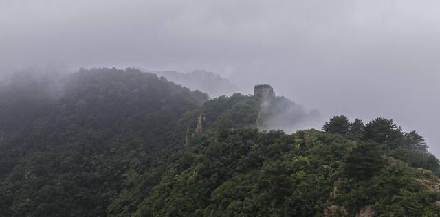 河北遵化：烟雨长城美如画
