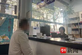 老人取款遇到麻烦，民警翻遍老档案为其出具证明图片
