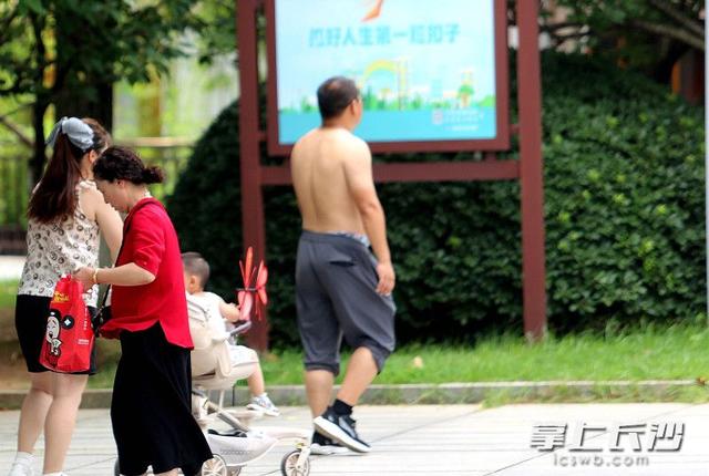 湖南烈士公园：“赤膊男”出没煞了风景