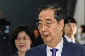 时隔近三个月弹劾被驳回，韩德洙恢复总理职务，代行总统职权图片