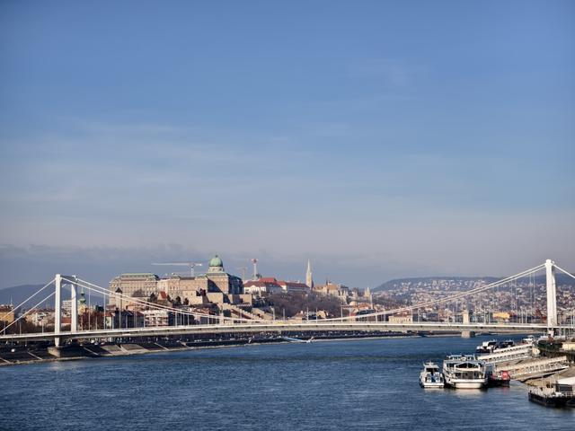 多瑙河畔，在布达静听城市的岁月回声