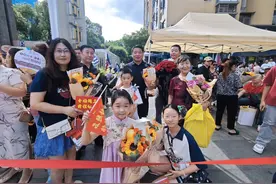 高考落幕！考场外的仪式感：妈妈捧养乐多花束迎接女儿出考场图片