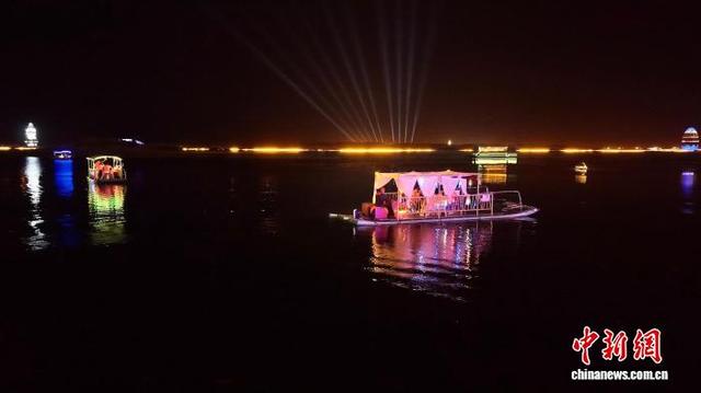江边“斗舞”、打卡稻田公园 俄罗斯游客狂欢“夜同江”