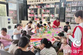 制作花束 分享故事 孩子为妈妈过花样母亲节图片