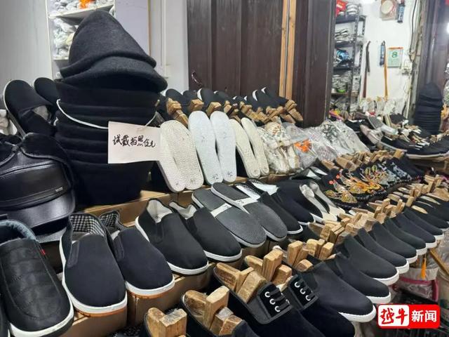 演员洪剑涛致歉！此前在安昌古镇试戴帽子被要价5元，当事店主：如果人人都试戴一两次，就没办法卖了