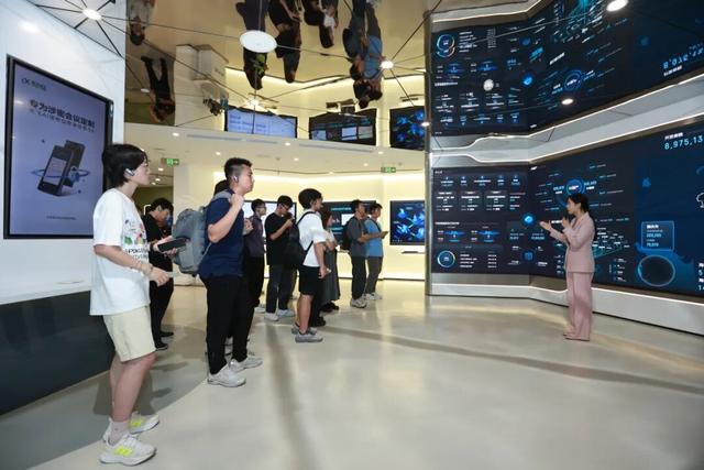 2025中关村开学季｜燃梦讲堂第八期：京港澳青年参访科大讯飞