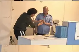 广东小伙用魔术道具给宿管阿叔变玫瑰花，阿叔从一脸严肃变成惊喜图片