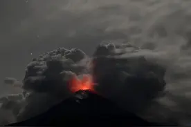 印尼东部火山喷发 当地进入紧急响应状态图片