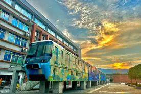 轻轨“开”进了校园？是真的！这所重庆高校全国首创，将跨座式单轨车辆用于实训教学图片