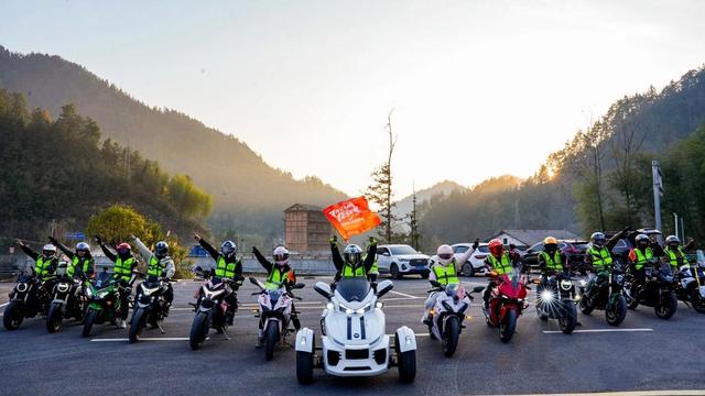 “相约仙山贡水 驾游浪漫宣恩” 2025宣恩金秋百车自驾游活动落幕