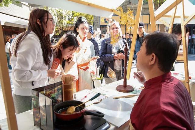 非遗市集、沉浸式游园……这场“非遗快闪”走进写字楼→