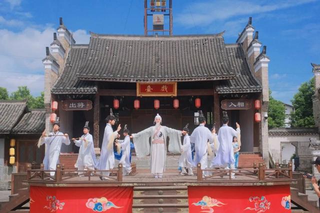 一脚踢出神仙舞！龙虎山限定「白+黑」仙侠奇旅，竹筏观演、赣超联票福利全放送！