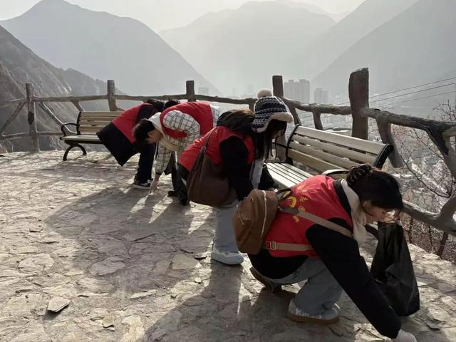 【青春护绿志愿行，环境焕新我先行】文县团委积极组织“返家乡”大学生参与环境卫生整治