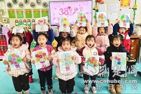 萌娃温情过“三八” 手工献礼表恩情图片