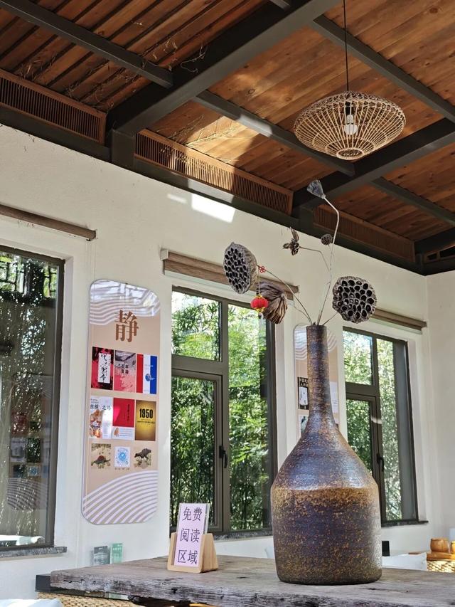 初冬，来安宁玉龙湾这个暖洋洋的图书馆坐一坐吧～