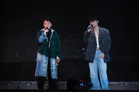 陈奕迅现身李荣浩杭州演唱会 梦幻联动合唱《社交恐惧癌》图片