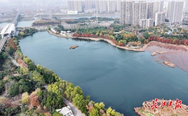 高铁穿越黄塘湖，城市风景美如画