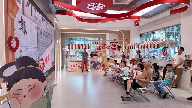 国庆首日近700名游客参观慈善展示厅体验非遗公益游