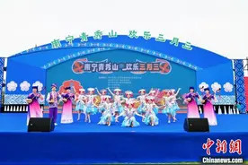 广西南宁青秀山欢庆“三月三”：展非遗品美食促交融图片