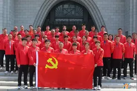 刘国梁带领国家乒乓球队，到甘肃南梁致敬英烈图片
