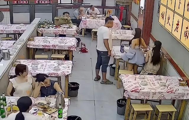 两女生吃夜宵遭邻桌陌生男子“摸头”，要求道歉反遭其同伴辱骂！警方最新通报：拘留，罚款！
